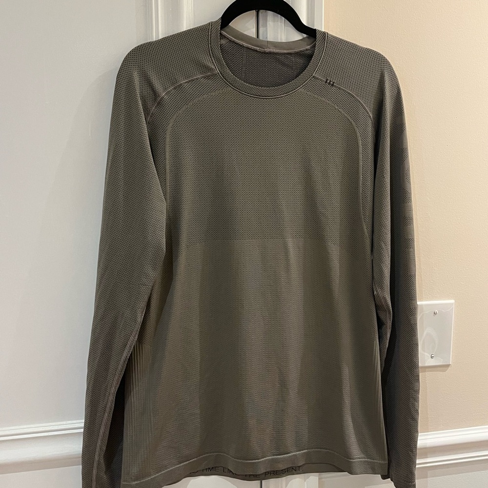Lululemon Mens  Long Sleeve  Pull over , “No Time like the Present”, size M